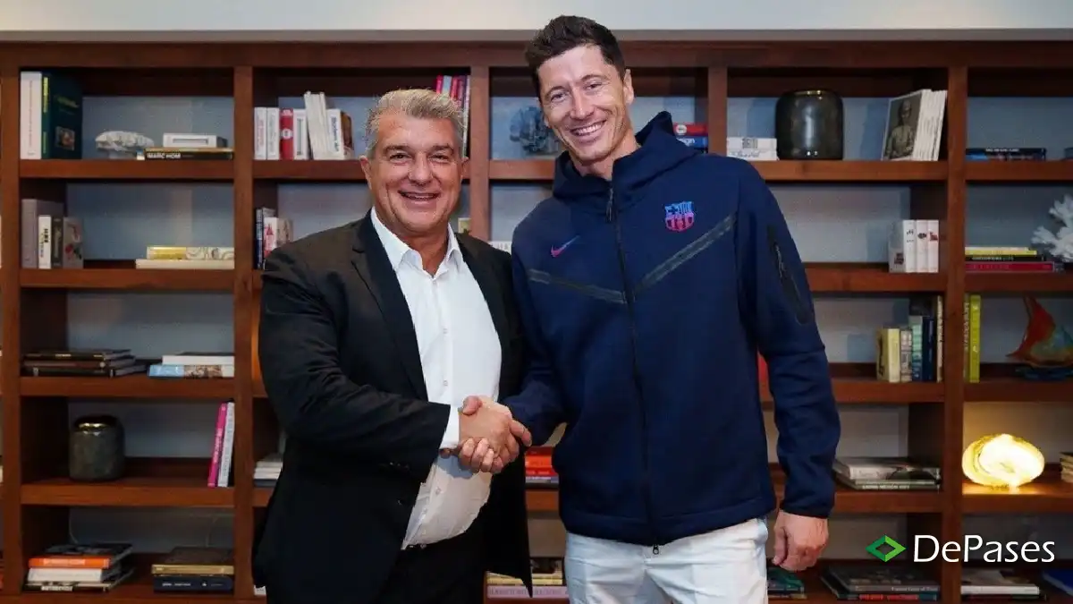 Robert Lewandowski Joan Laporta FC Barcelona